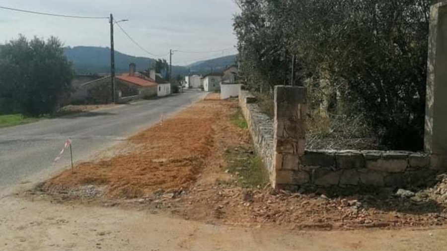 Construção de passeio e estacionamentos no exterior do Centro de Dia